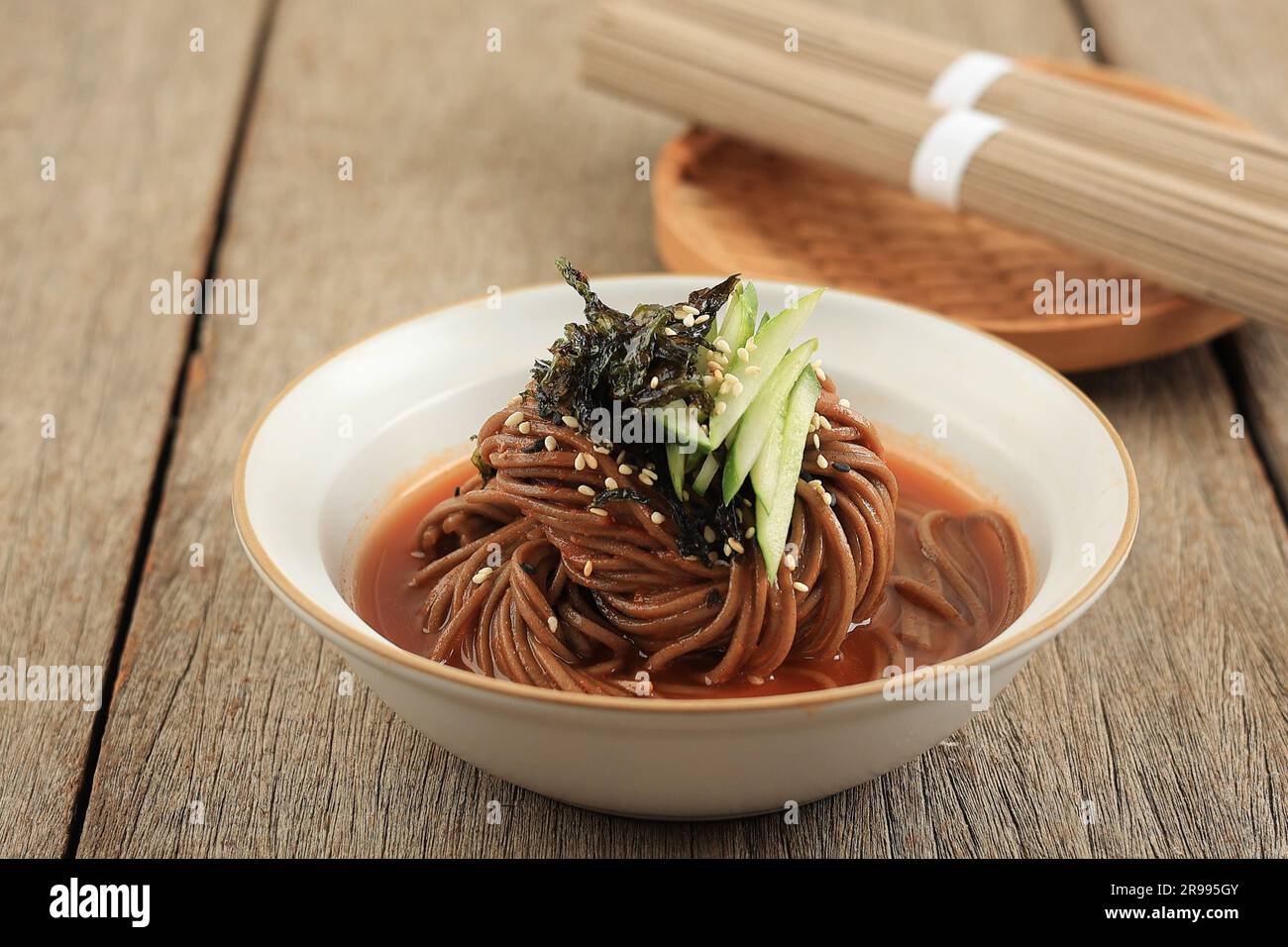 Makguksu, nouilles de sarrasin froid, cuisine traditionnelle coréenne Banque D'Images