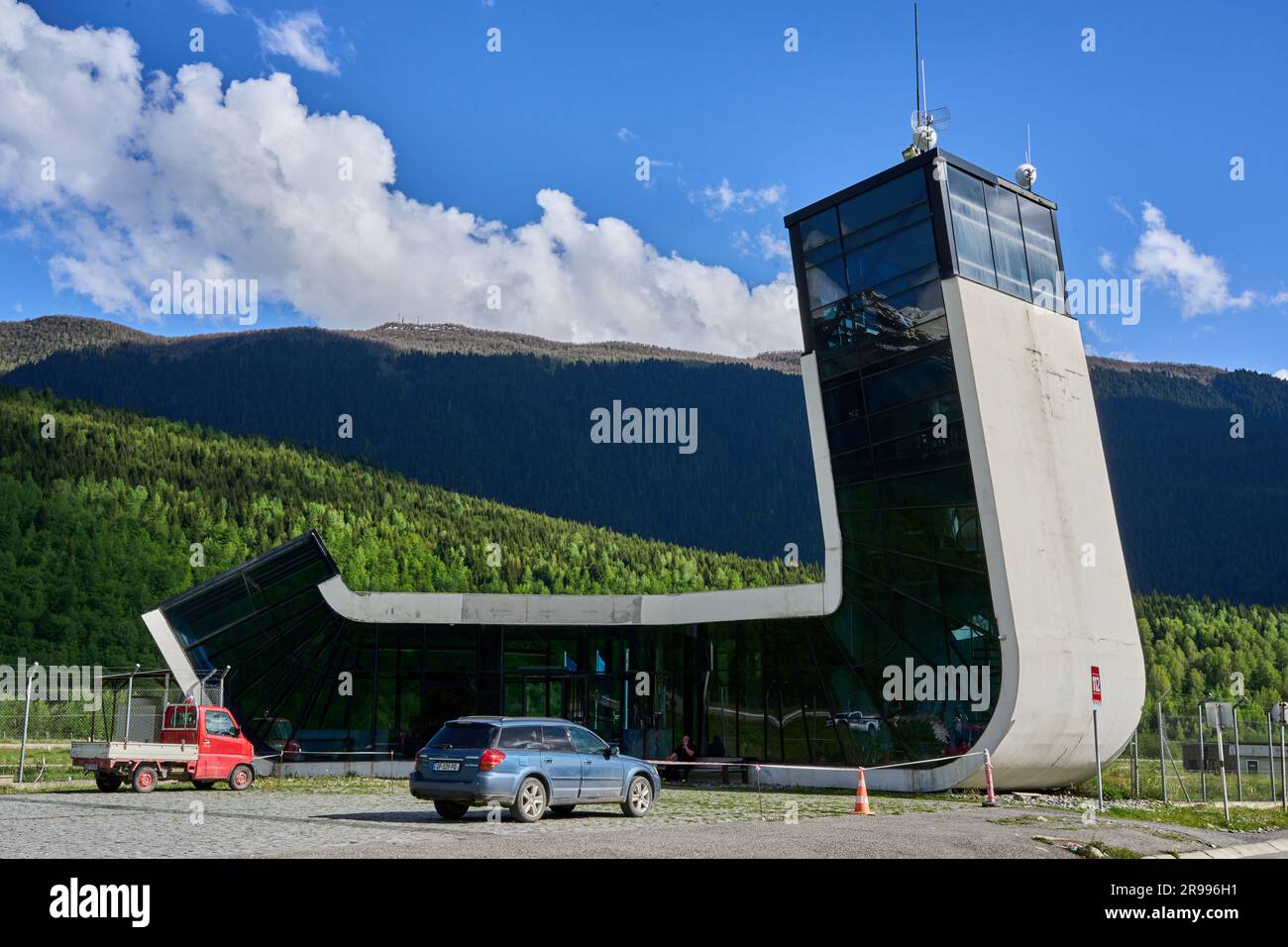 Königin-Tamar-Flughafen, Flughafen von Mestia, moderne Sichtbetonarchitektur, Ober-Swanetien, Hoher Kaukasus, Georgien Banque D'Images