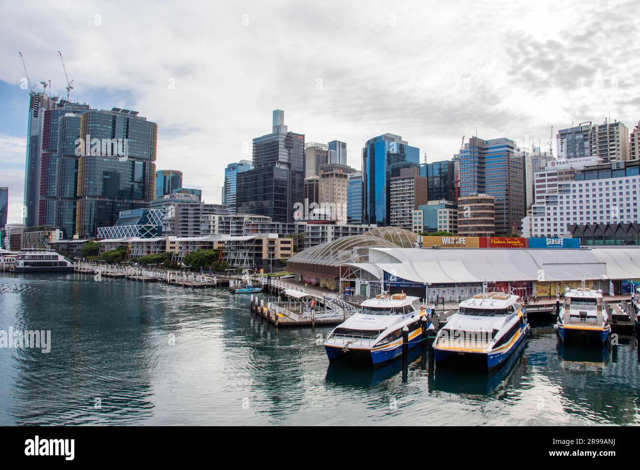 Sydney Australie 26 mars 2023 : le ferry et Darling Harbour, Pier 26 à Darling Harbour, un port adjacent au centre-ville de Sydney, New South Banque D'Images