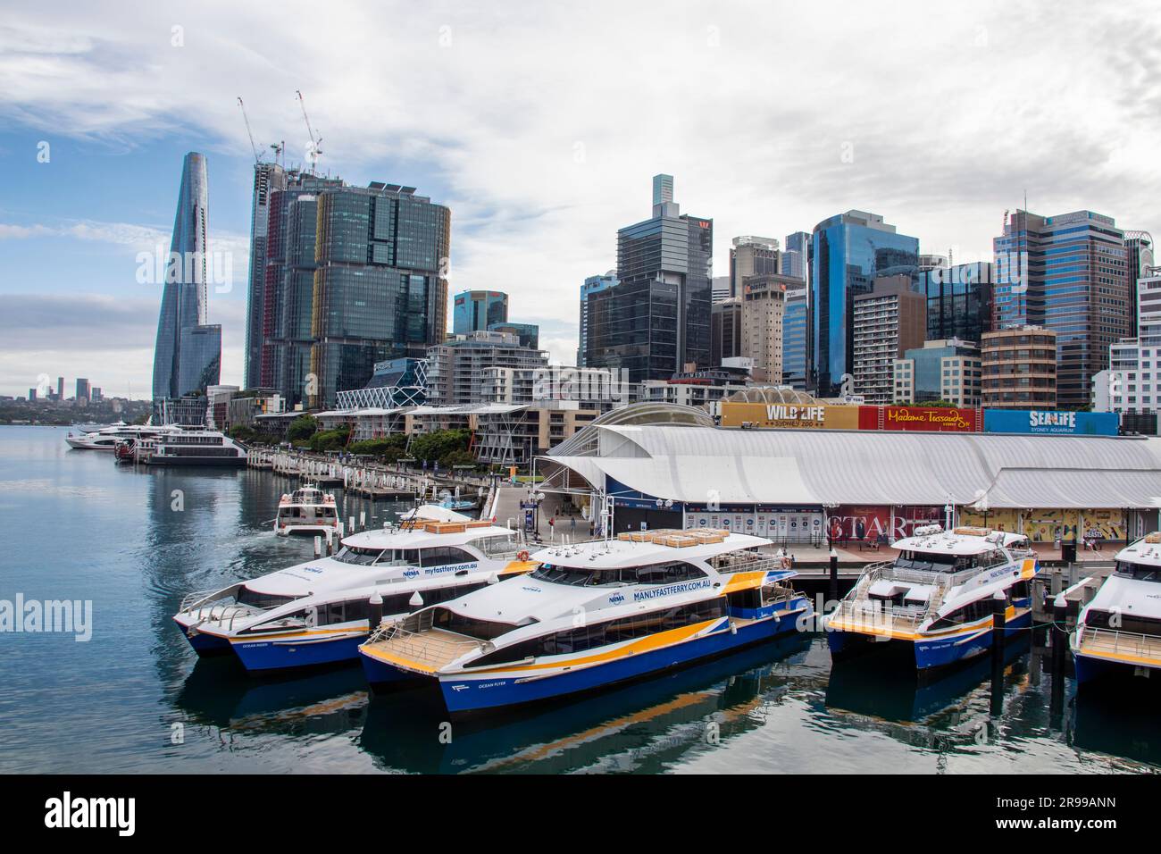 Sydney Australie 26 mars 2023 : le ferry et Darling Harbour, Pier 26 à Darling Harbour, un port adjacent au centre-ville de Sydney, New South Banque D'Images