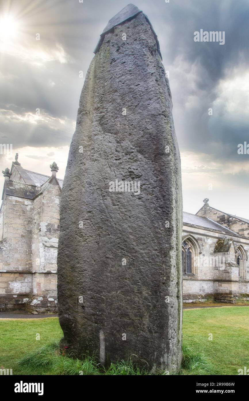 Monolithe au village de Rudston dans le Yorkshire de l'est Banque D'Images