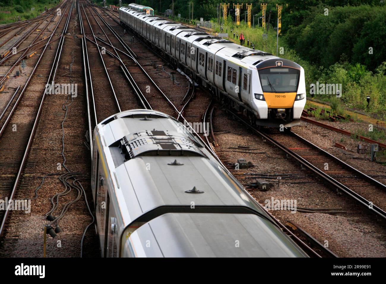 Un train Thameslink dans les environs de la gare de l'aéroport de Gatwick Banque D'Images