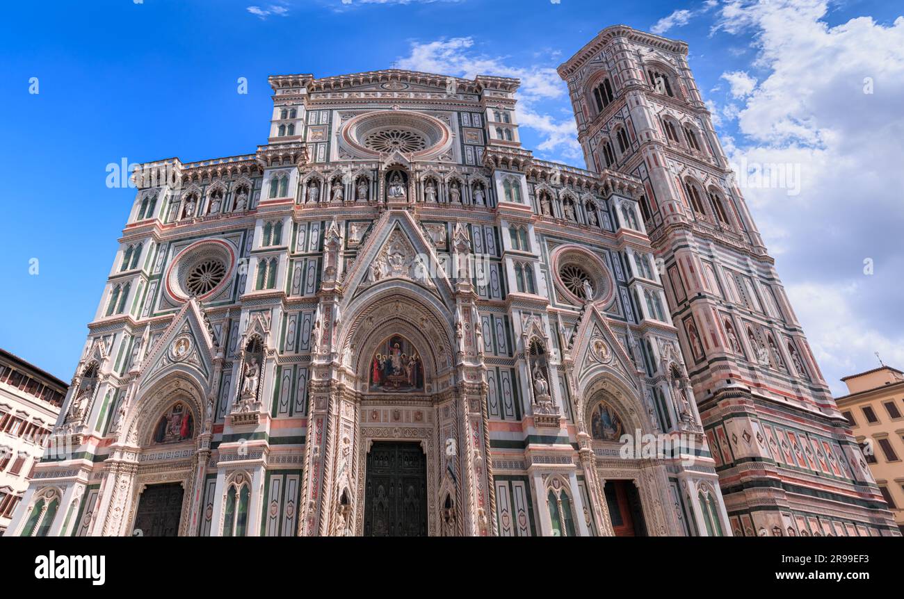 Vue urbaine typique de Florence: La façade principale de la cathédrale de Santa Maria del Fiore avec la tour de la cloche de Giotto, Italie. Banque D'Images