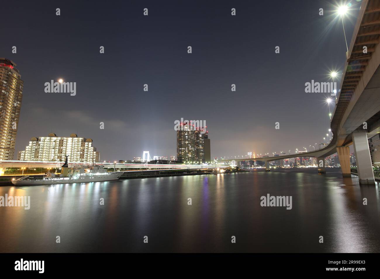 Vue de nuit sur les appartements et l'autoroute d'Odaiba au Japon Banque D'Images