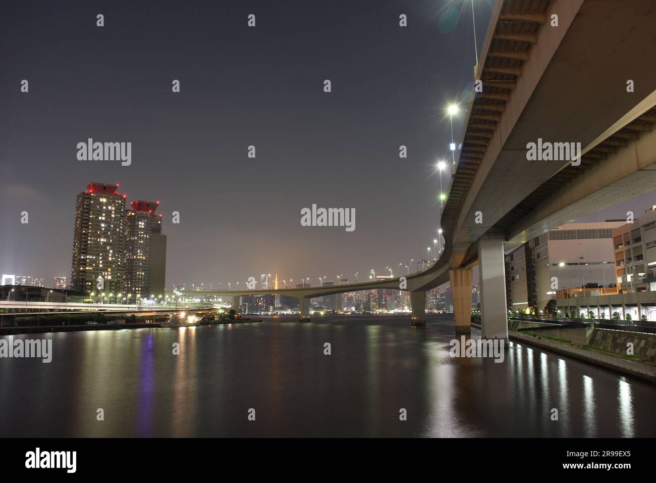 Vue de nuit sur les appartements et l'autoroute d'Odaiba au Japon Banque D'Images