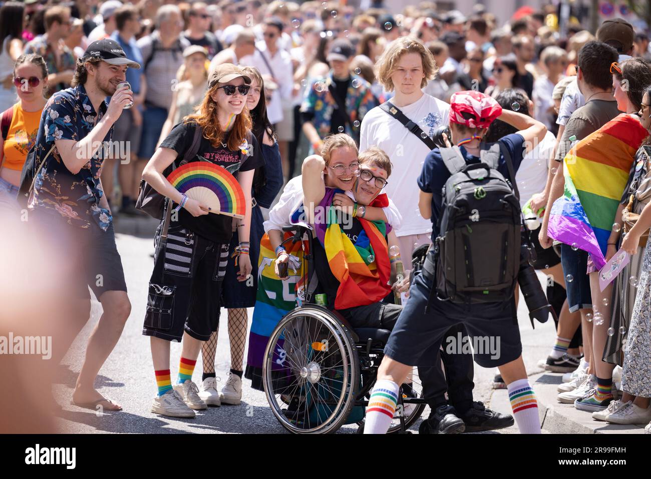 Munich, ALLEMAGNE - 24 juin 2023: Les gens à la Parade à Christopher Street Day CSD à Munich. Groupe avec un utilisateur en fauteuil roulant. Banque D'Images