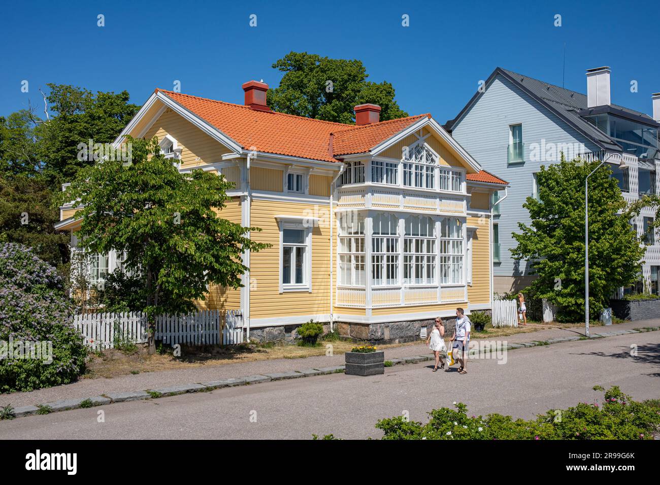 Vieille maison en bois jaune ou bâtiment résidentiel par une journée d'été ensoleillée à Merikatu à Hanko, Finlande Banque D'Images