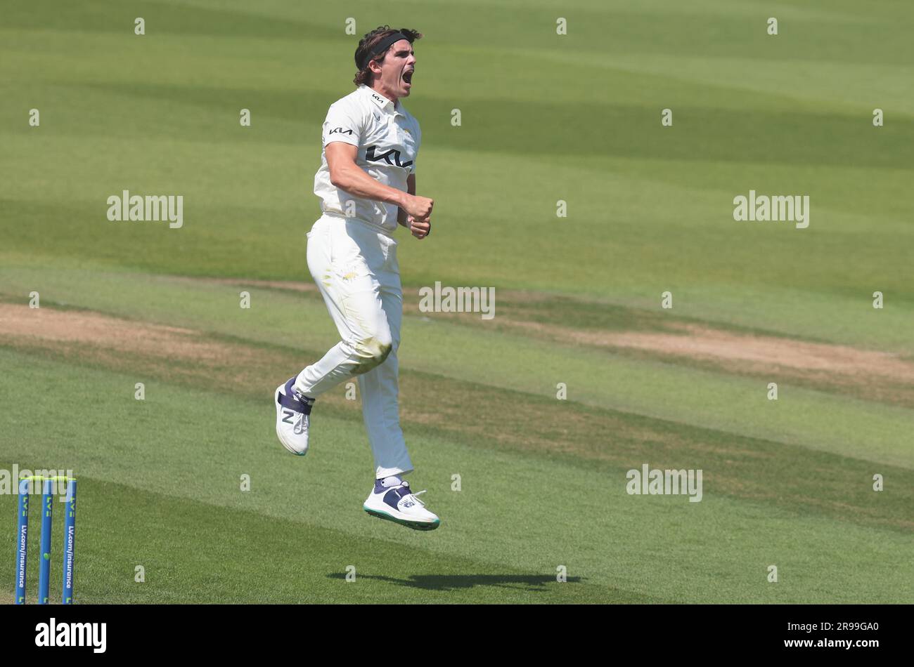 Londres, Royaume-Uni. 25th juin 2023. Sean Abbott de Surrey célèbre après avoir reçu le cricket de Dane Vilas alors que Surrey prend le Lancashire dans le County Championship au Kia Oval, premier jour. Credit: David Rowe/Alay Live News Banque D'Images