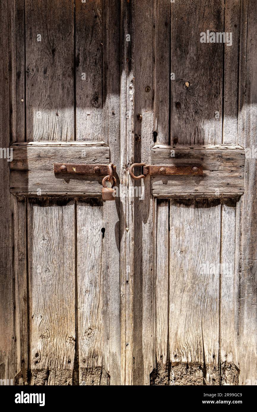 Porte d'entrée de la maison de village traditionnelle abandonnée à Halki, une petite ville de Naxos, Grèce. Réinstallation, chômage, UE, jeunes. Banque D'Images