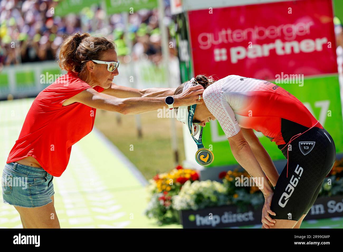 Roth, Allemagne. 25th juin 2023. Triathlon : défi Roth, 3,86 km de natation, 180,2 km de vélo, 42,2 km de course. Chrissie Wellington, ancienne athlète de triathlon, remet la médaille de finition au vainqueur de la course féminine au Triathlon Challenge Roth de cette année, Daniela Ryf, Suisse. Credit: Daniel Löb/dpa/Alay Live News Banque D'Images