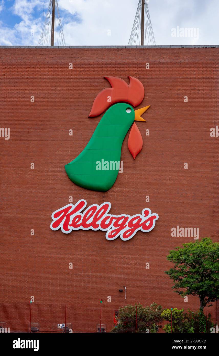 Usine de production de céréales Kelloggs à Trafford Park avec grand logo Rooster sur le côté du bâtiment Banque D'Images