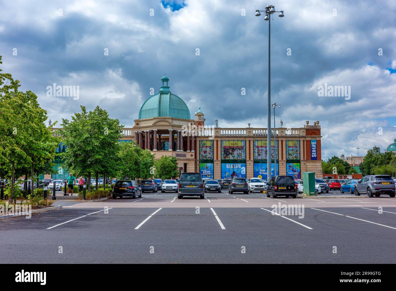 Trafford centre Manchester parking avec centre commercial en dôme derrière Banque D'Images