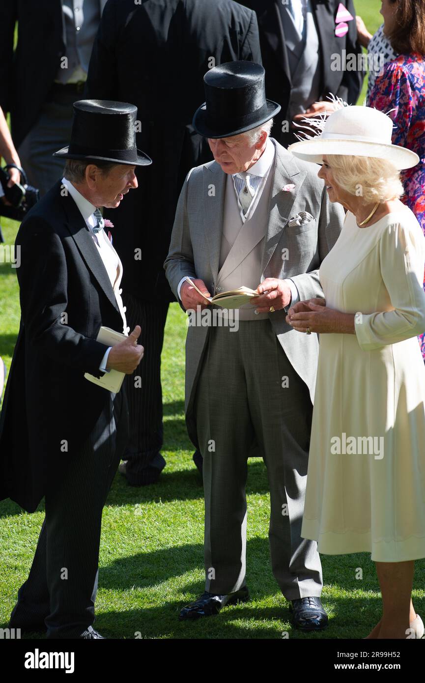 Ascot, Berkshire, Royaume-Uni. 24th juin 2023. Le roi Charles III et la reine Camilla étaient dans l'anneau de Parade à l'hippodrome d'Ascot aujourd'hui pour regarder leur cheval King's Lynn. Ils ont discuté avec le représentant de sa Majesté, Sir Francis Brook, leur directeur de course, Sir John Warren et le jockey Harry Davies. Crédit : Maureen McLean/Alay Live News Banque D'Images