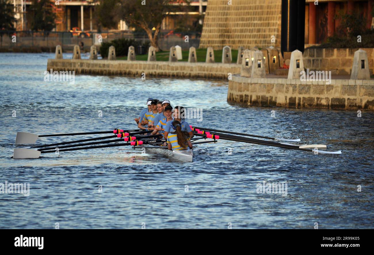 Perth, Australie occidentale - 1 avril 2016 : une équipe féminine sur le fleuve Swan Banque D'Images
