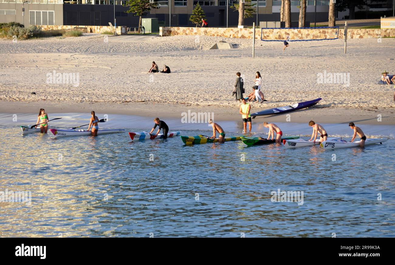 4 avril 2016. Personnes en canoë à Glenelg Beach, Adélaïde, Australie méridionale Banque D'Images