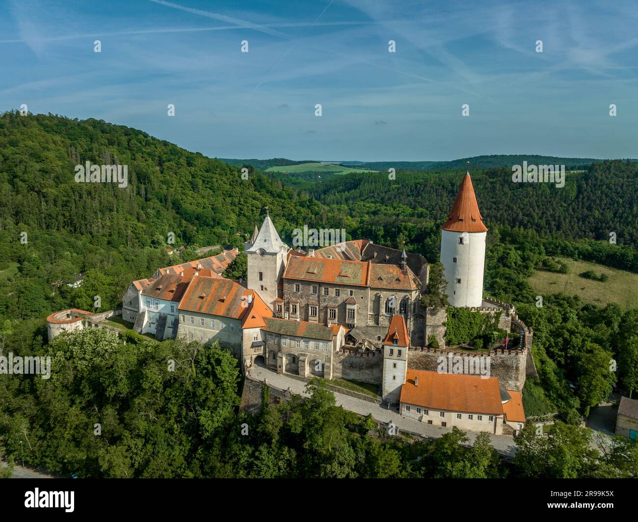 Vue aérienne de la forme triangulaire restaurée château médiéval gothique Krivoklat en Bohême centrale République tchèque avec donjon concentrique Banque D'Images