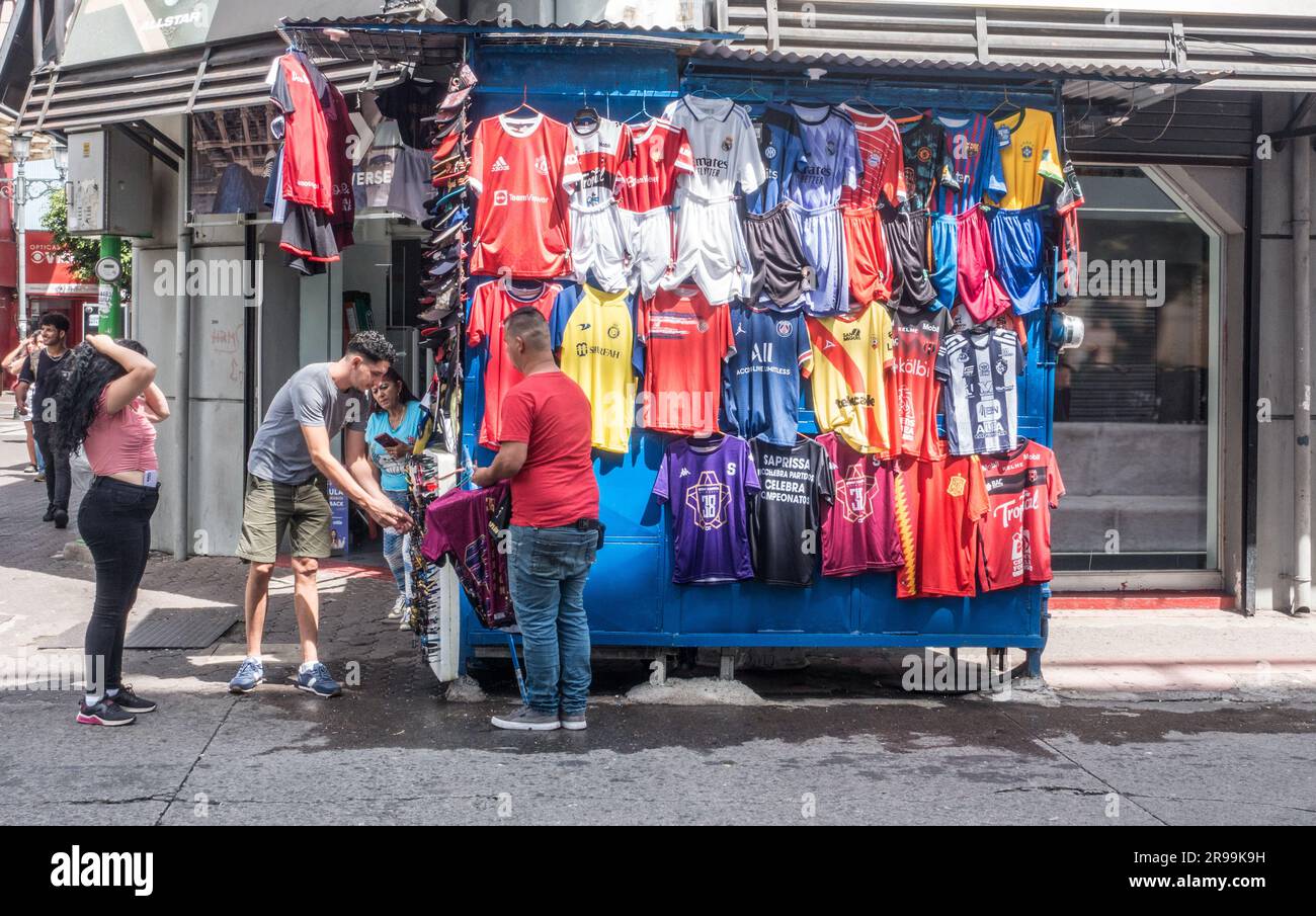 Vêtements de sport à vendre dans un kiosque situé sur le côté de la rue à San José, au Costa Rica. Banque D'Images