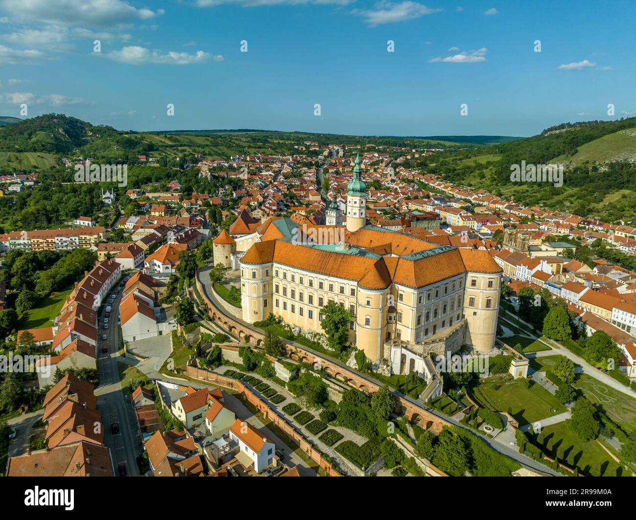 Vue aérienne du château baroque de Mikulov en Bohême du Sud, également appelé Nikodsburg avec des tours médiévales entourées de maisons de style communiste Banque D'Images