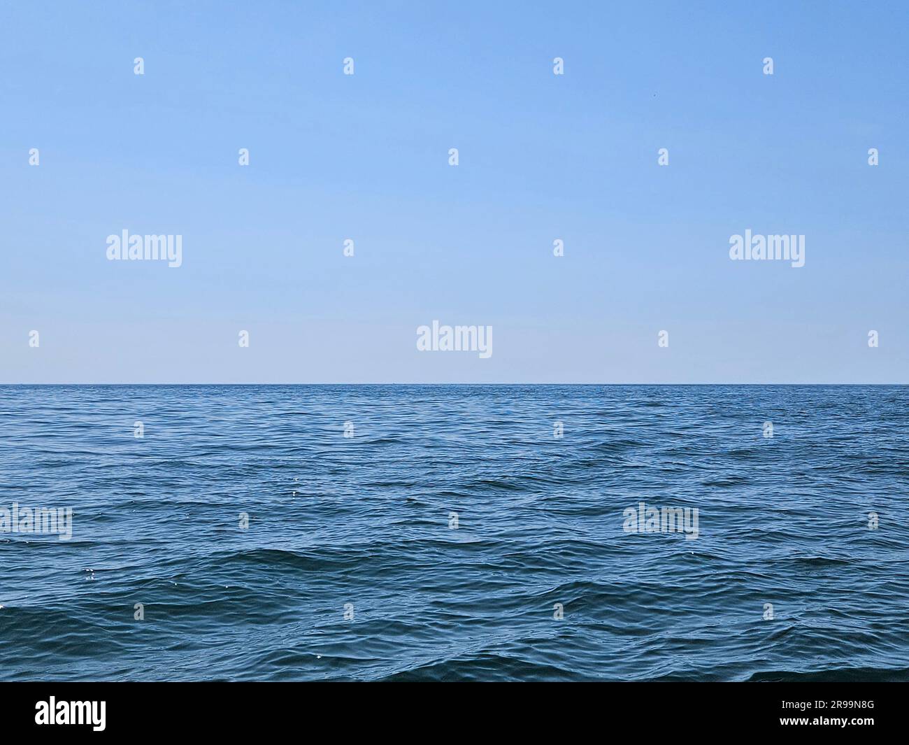 Petites vagues sur le lac Michigan avec ciel l'après-midi sans nuages Banque D'Images Petites vagues sur le lac Michigan avec ciel l'après-midi sans nuages Banque D'Images