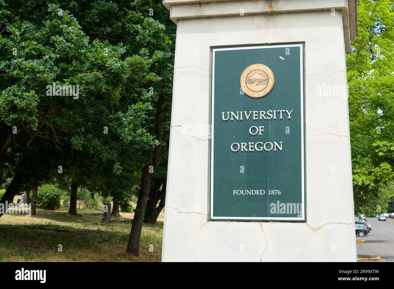 Eugene, OREGON, États-Unis - 13 juin 2023 ; panneau sur le pilier à l'entrée de l'université d'Oregon à Eugene Banque D'Images