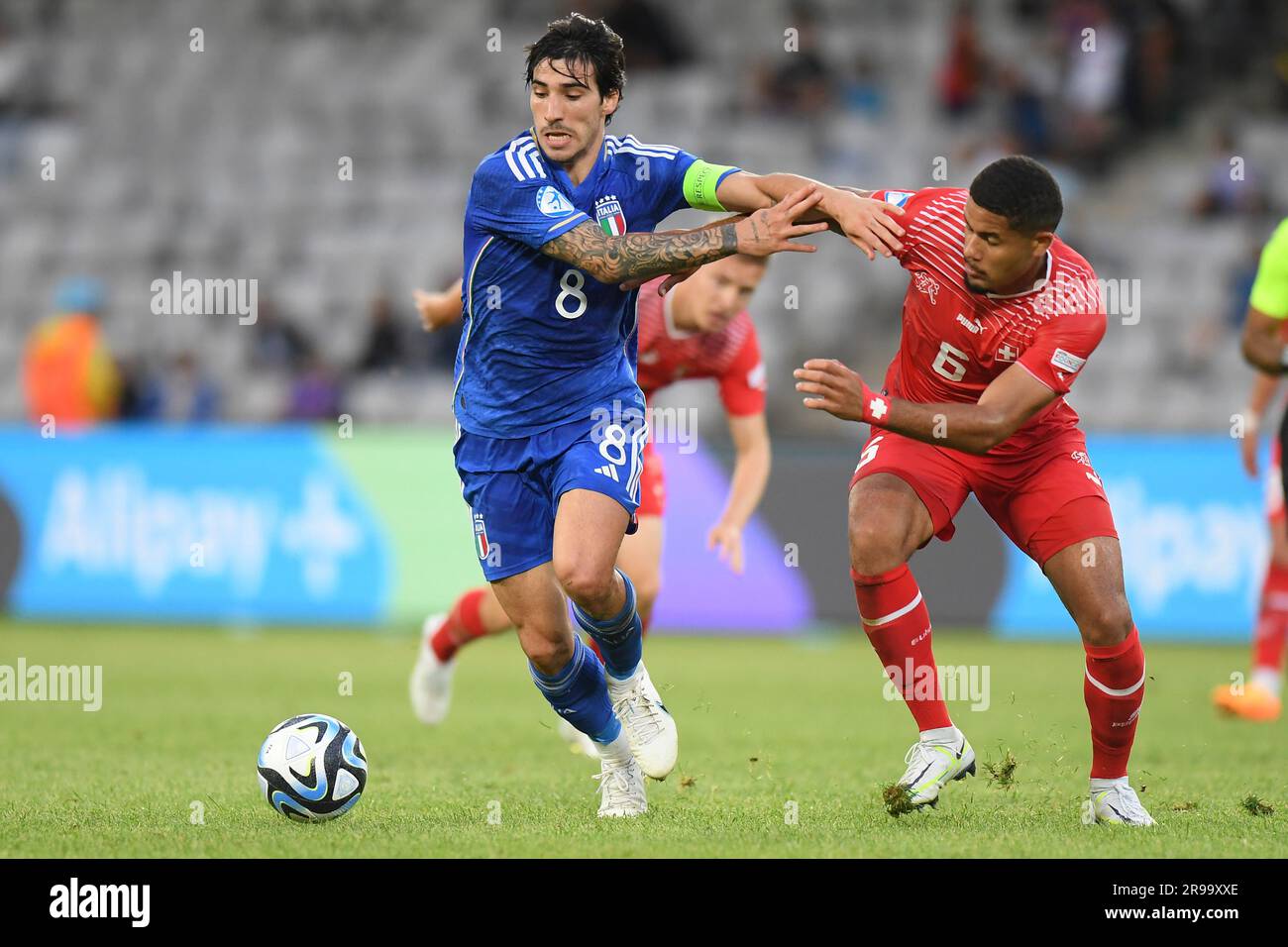 Italy's Sandro Tonali, left, fights for the abll with Switzerland's Simon Sohm during the Euro 2023 U21 Championship soccer match between Switzerland and Italy at the Cluj Arena stadium in Cluj, Romania, Sunday, June 25, 2023.(AP Photo/Raed Krishan) Banque D'Images