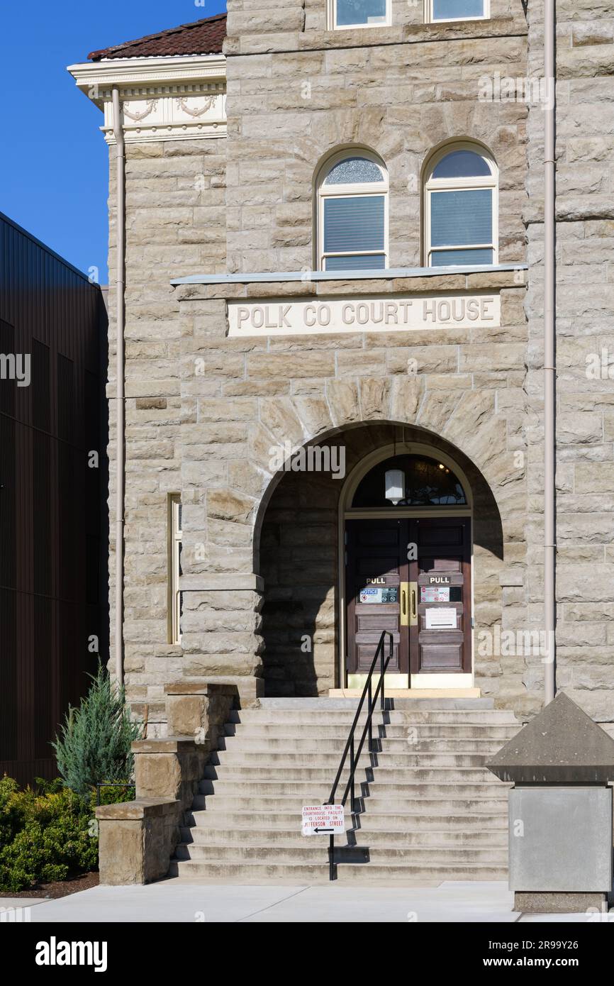 Dallas, OREGON, États-Unis - 12 juin 2023 ; entrée et marches au palais de justice du comté de Stone Polk à Dallas, Oregon Banque D'Images