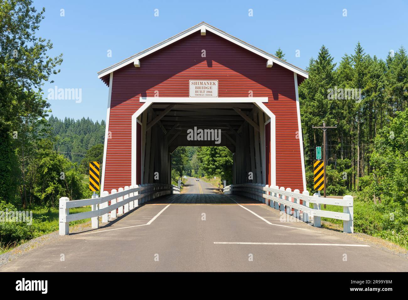 Scio, OREGON, États-Unis - 12 juin 2023; pont couvert de Shimanek à Thomas Creek près de Scio Oregon peint en rouge et blanc Banque D'Images