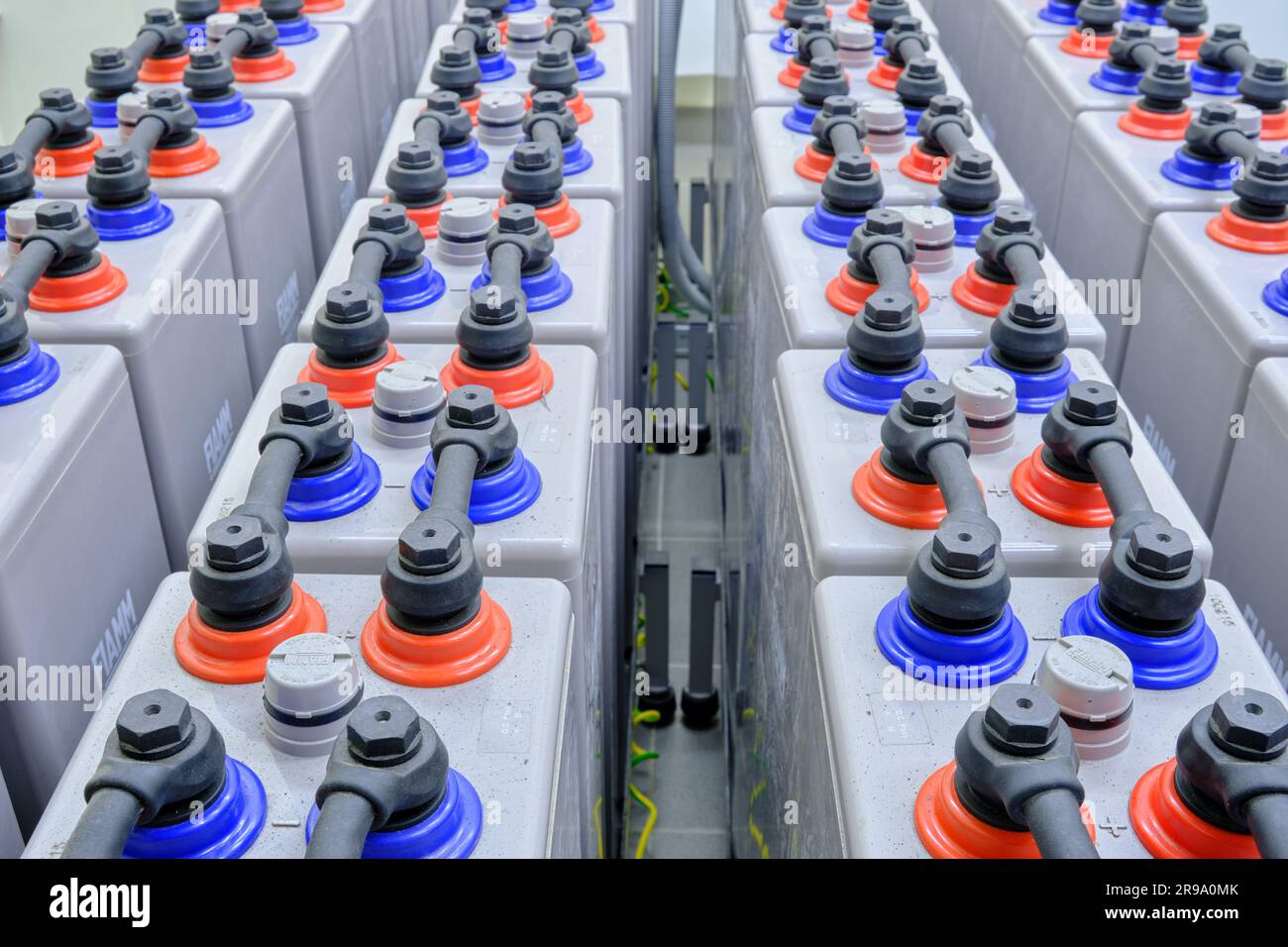 En cas d'urgence, le système de batterie d'onduleur FIAMM permettra de maintenir le centre serveur en fonctionnement sans présence de personnes - Moscou, Russie, 25, 09, 2021 Banque D'Images