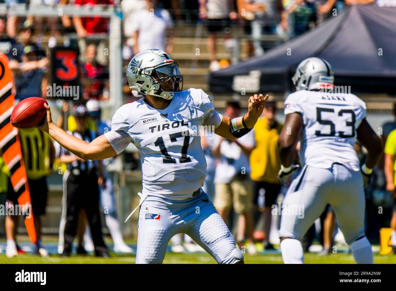 Ligue européenne de football, ELF/ Game : les Raiders du Tyrol à Stuttgart Surge , le juin. 25. 2023 , dans le stade Gazi, Stuttgart, Allemagne QB # 17 Christian Strong / Raiders Tirol crédit: Frank Bausert/Alay Live News Banque D'Images