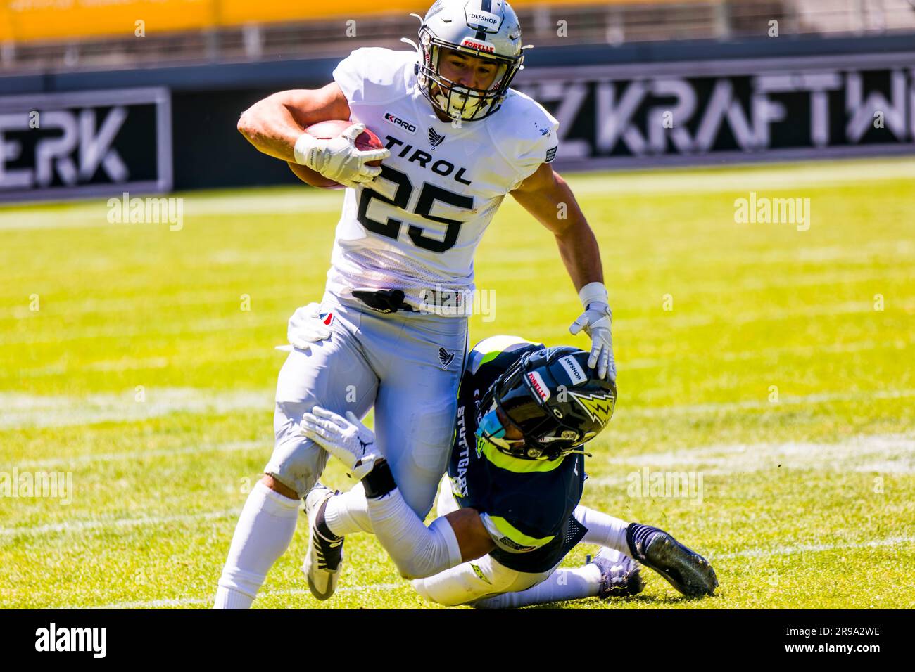 Ligue européenne de football, ELF/ Game : les Raiders du Tyrol à Stuttgart Surge , le juin. 25. 2023 , dans le stade Gazi, Stuttgart, Allemagne Raiders Tirol/ WR # 25 Tobias Bonatti vs. Stuttgart Surge/ DB # 24 Mitch Fettig crédit: Frank Bausert/Alay Live News Banque D'Images