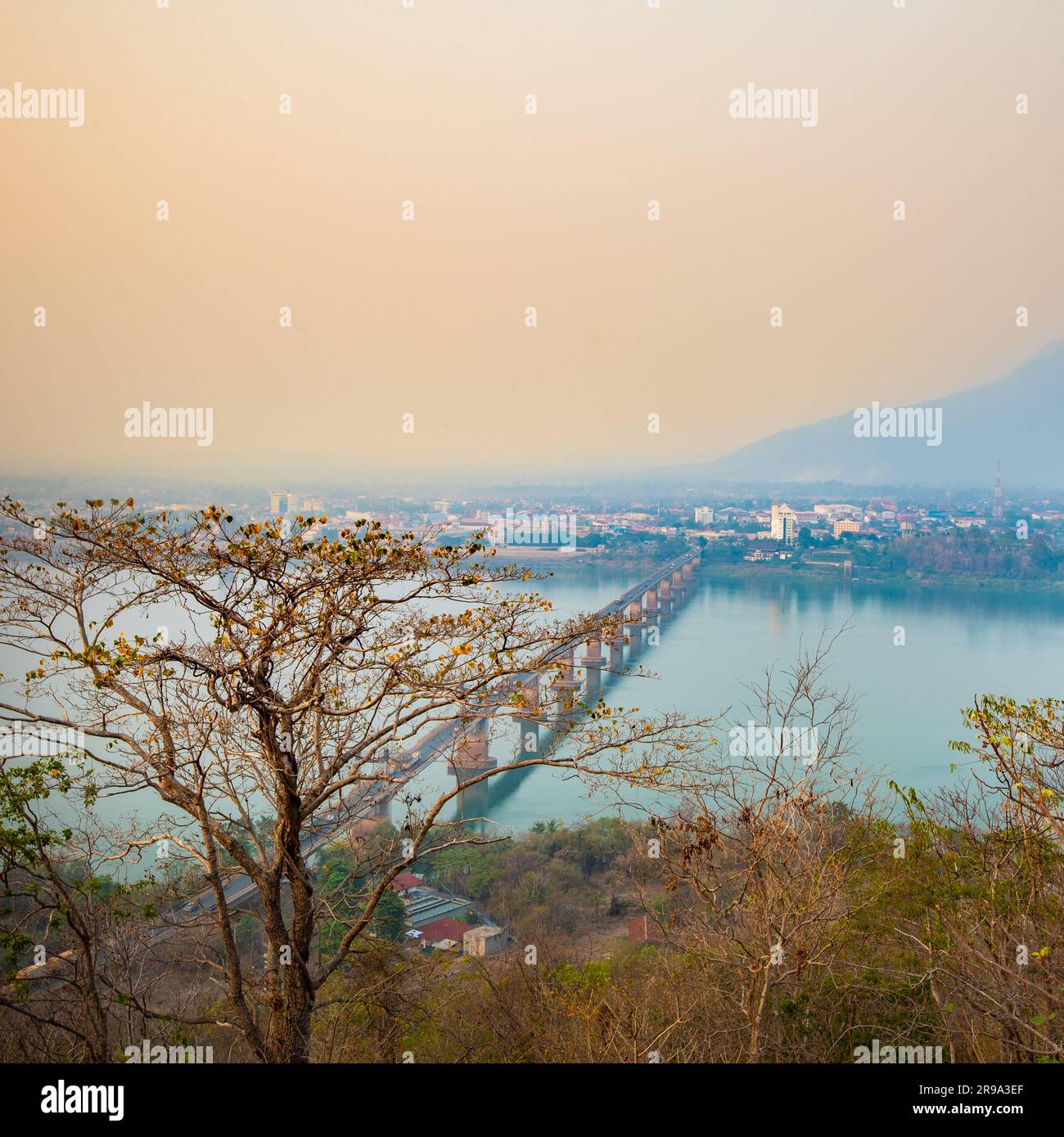 Pont sur le fleuve Mékong à Pakse au coucher du soleil. Laos Banque D'Images