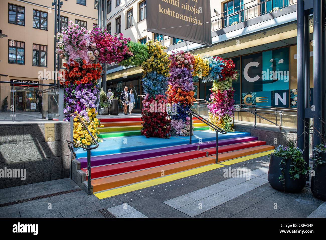 Escaliers couleur arc-en-ciel célébrant le mois de la fierté au Citykäytävä à Helsinki, en Finlande Banque D'Images