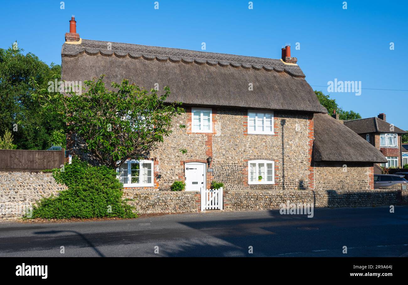 Wistaria Cottage, un ancien cottage britannique classé Grade II du 18th siècle, avec toit de chaume, façade peinte en flanelle et brique. East Preston, Royaume-Uni. Banque D'Images