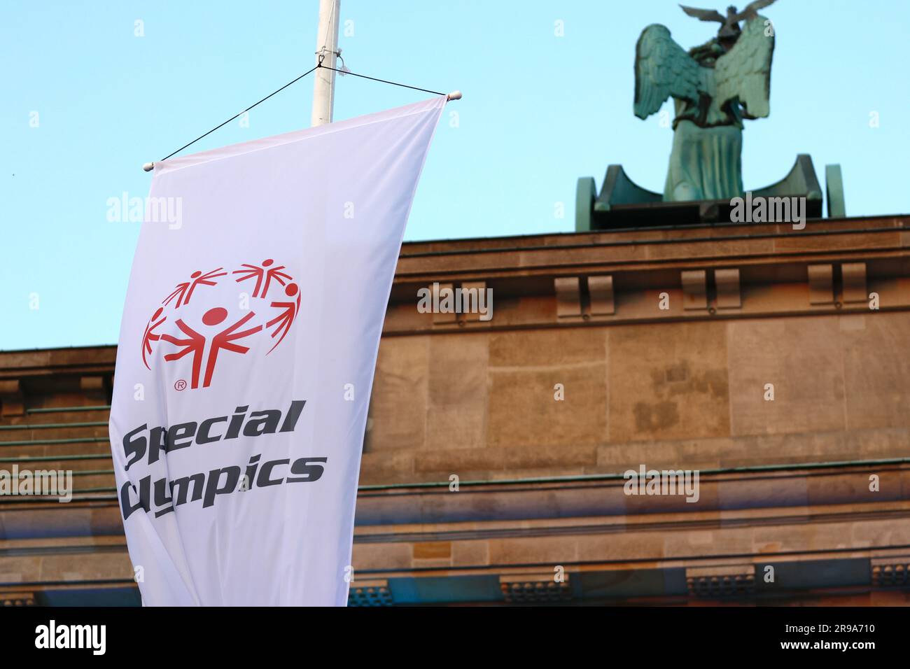 Berlin, Allemagne. 25th juin 2023. Sports pour handicapés : Jeux olympiques spéciaux, Jeux mondiaux, cérémonie de clôture à la porte de Brandebourg. Le drapeau est abaissé à la fin des Jeux Olympiques spéciaux. Credit: Jean-Marc Wiesner/dpa/Alay Live News Banque D'Images