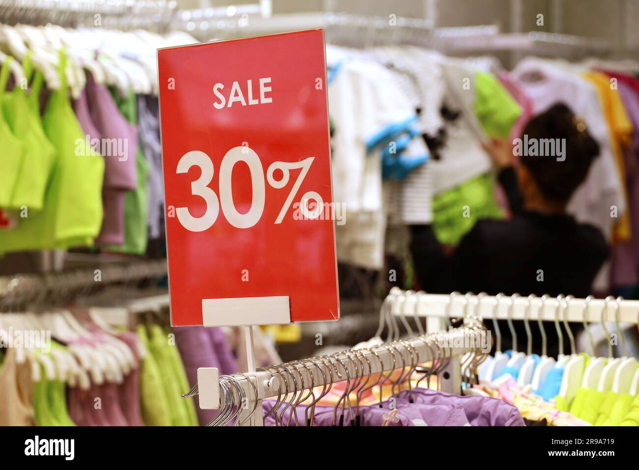 Affiche de vente avec rabais dans un magasin de vetements. Concept de vente au detail et d achat Photo Stock Alamy