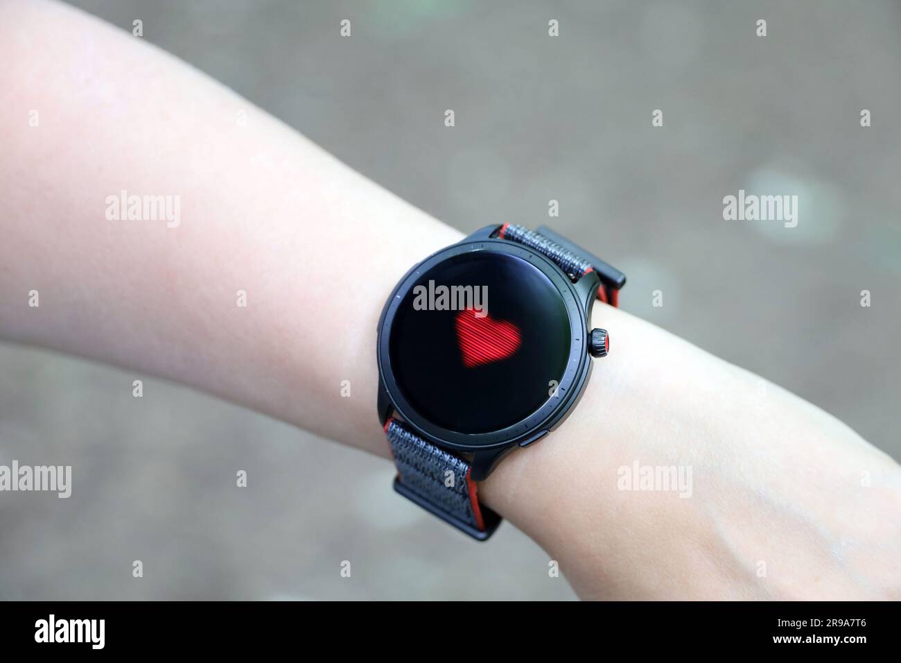 Montre intelligente à main féminine mesurant la fréquence cardiaque. Écran rond avec application pour la surveillance de l'état de santé Banque D'Images