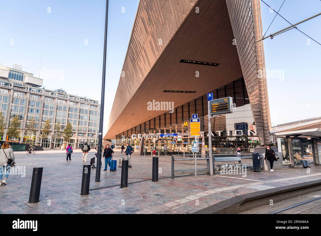 Rotterdam, pays-Bas - 9 octobre 2021: Vue extérieure de la gare centrale de Rotterdam, la gare principale de la ville de Rotterdam dans le sud de Holl Banque D'Images