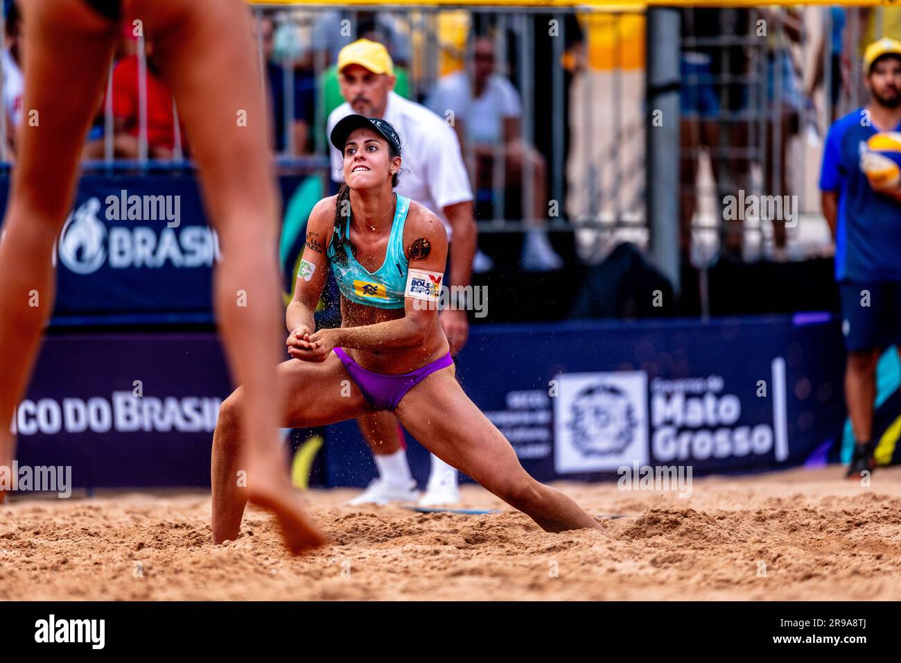 CUIABÁ, MT - 24.06.2023: CIRCUITO BRASILEIRO VÔLEI DE PRAIA CUIABÁ - dans le parking de Ginásio Aecim Tocantins, un espace qui intègre le complexe Arena Pantanal les jeux se tiendront entre 9am et 7pm, avec entrée gratuite. Les jeux sont organisés par la CBV (Confédération brésilienne de volley-ball), en partenariat avec FMTV (Fédération de volley-ball Mato Grosso). Le circuit réunit les meilleurs couples de Beach-volley du pays. (Photo: Francisco Alves/Fotoarena) Banque D'Images