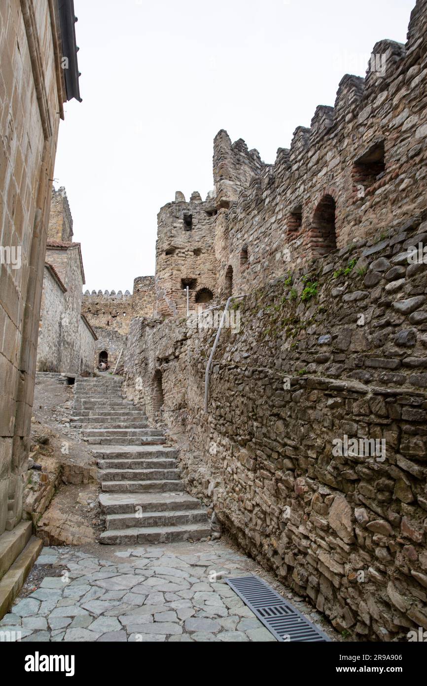 Les murs de la forteresse d'Ananuri en Géorgie sur la route militaire géorgienne. Banque D'Images