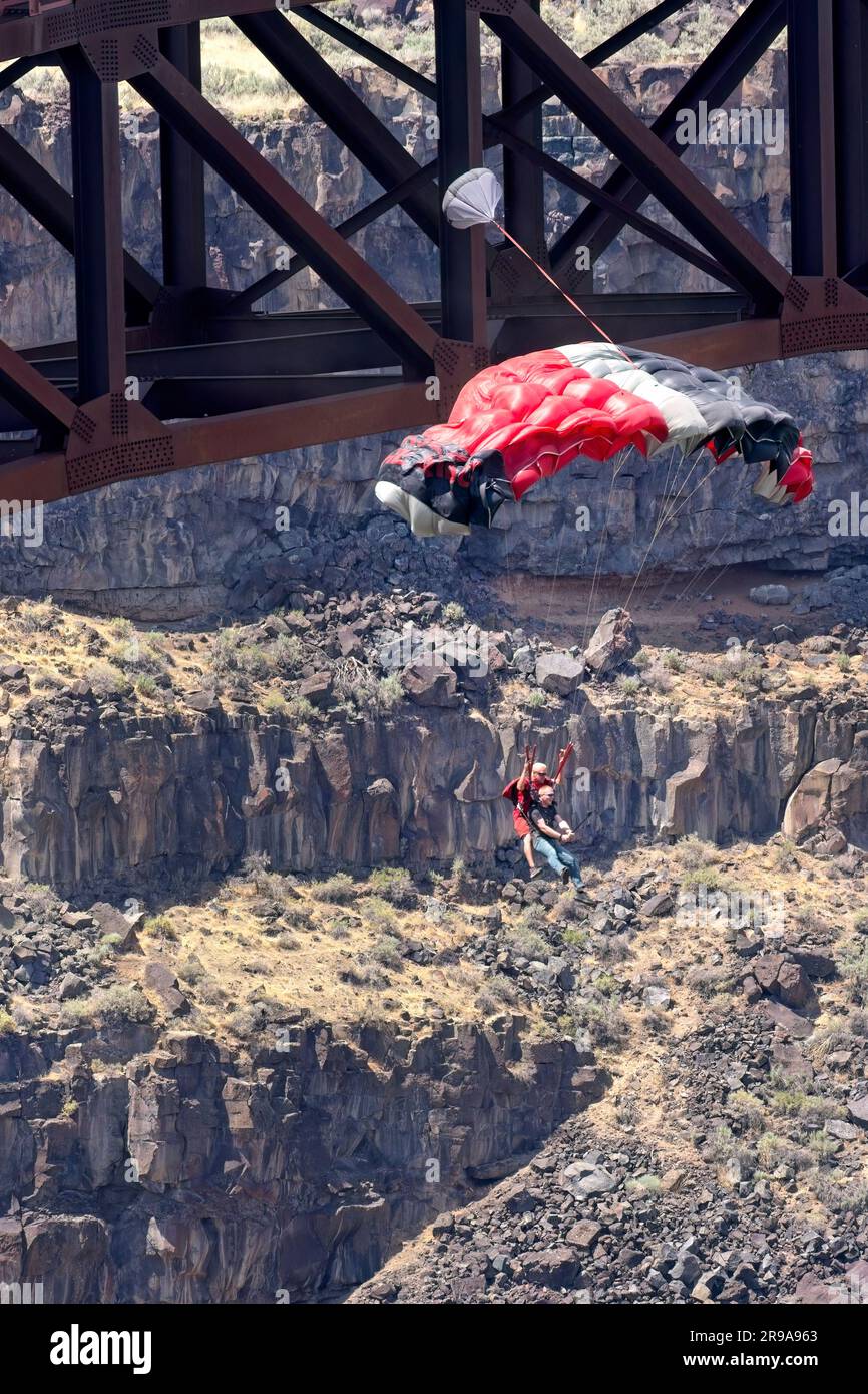 Deux personnes font un saut en tandem du pont Perrine à Twin Falls, Idaho. Banque D'Images