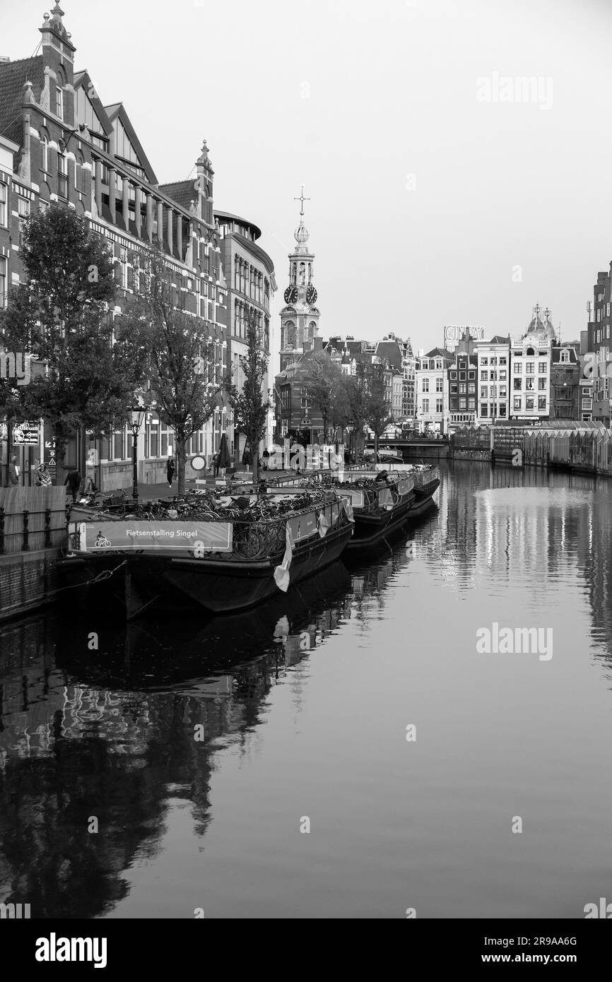 Amsterdam, pays-Bas - 12 octobre 2021 : canaux et architecture hollandaise typique d'Amsterdam, l'une des destinations touristiques les plus populaires d'Europe. Banque D'Images