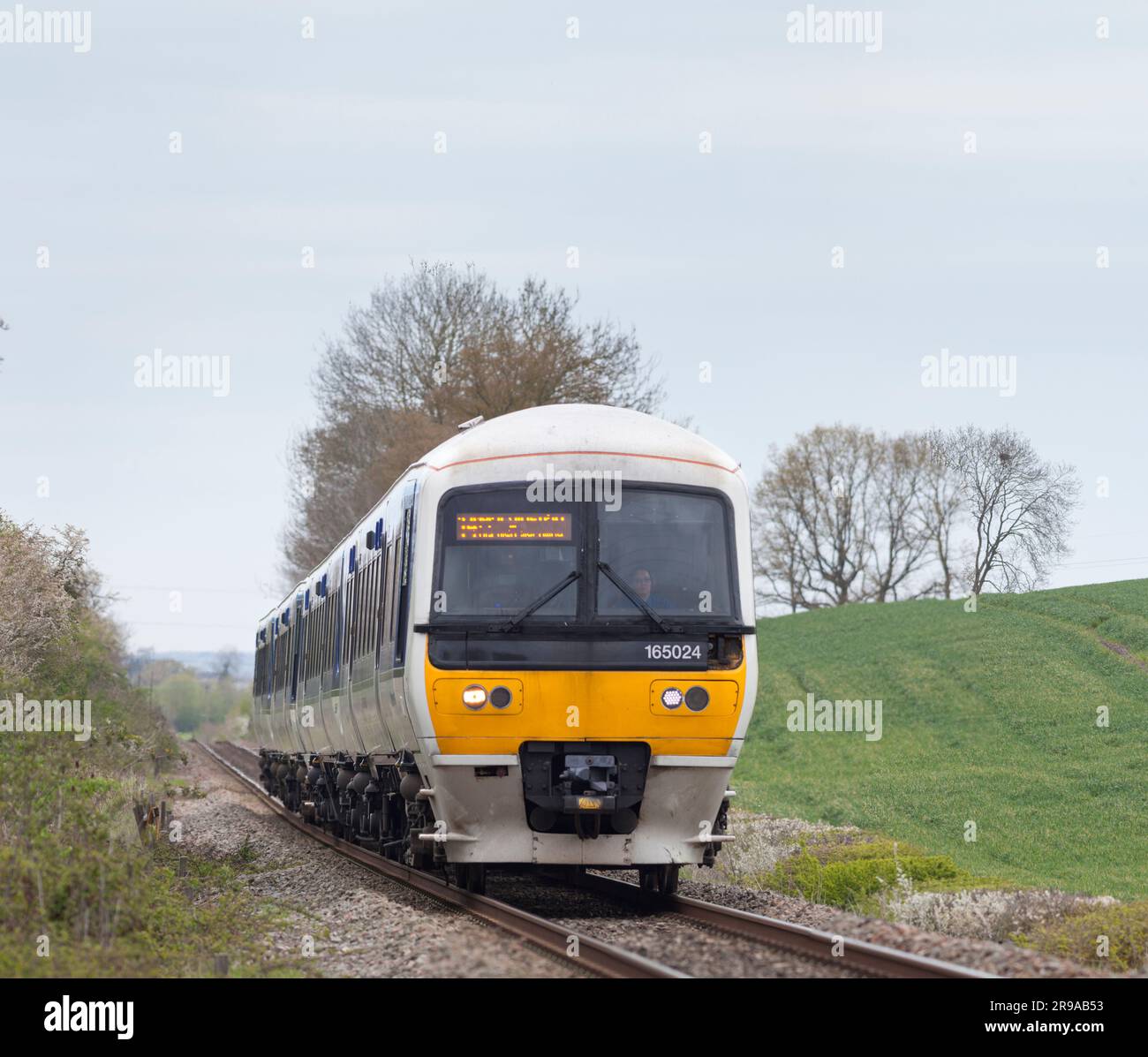 2 trains Chiltern Railways classe 165 Turbo passant par clanking dans la campagne du Buckinghamshire Banque D'Images