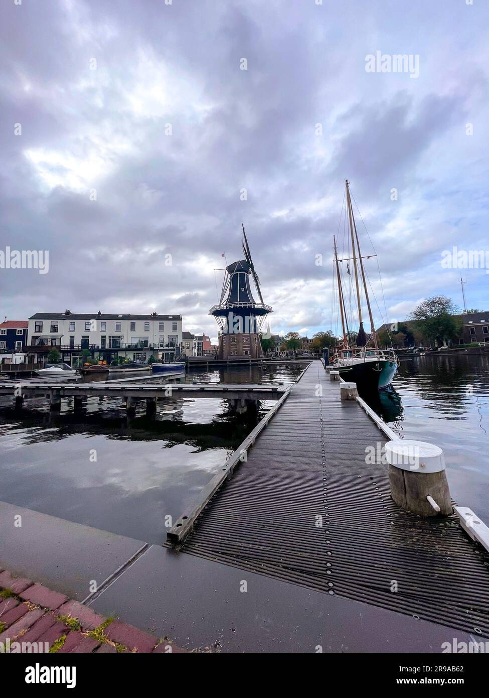 Molen de Adriaan ou Adrian Windmills à Haarlem, la capitale de la province du Nord de la Hollande, fait également partie de la région métropolitaine d'Amsterdam. Banque D'Images