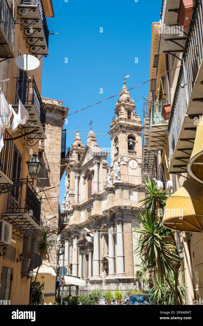 Petite allée avec église à la fin, vue à Palerme, Sicile Banque D'Images