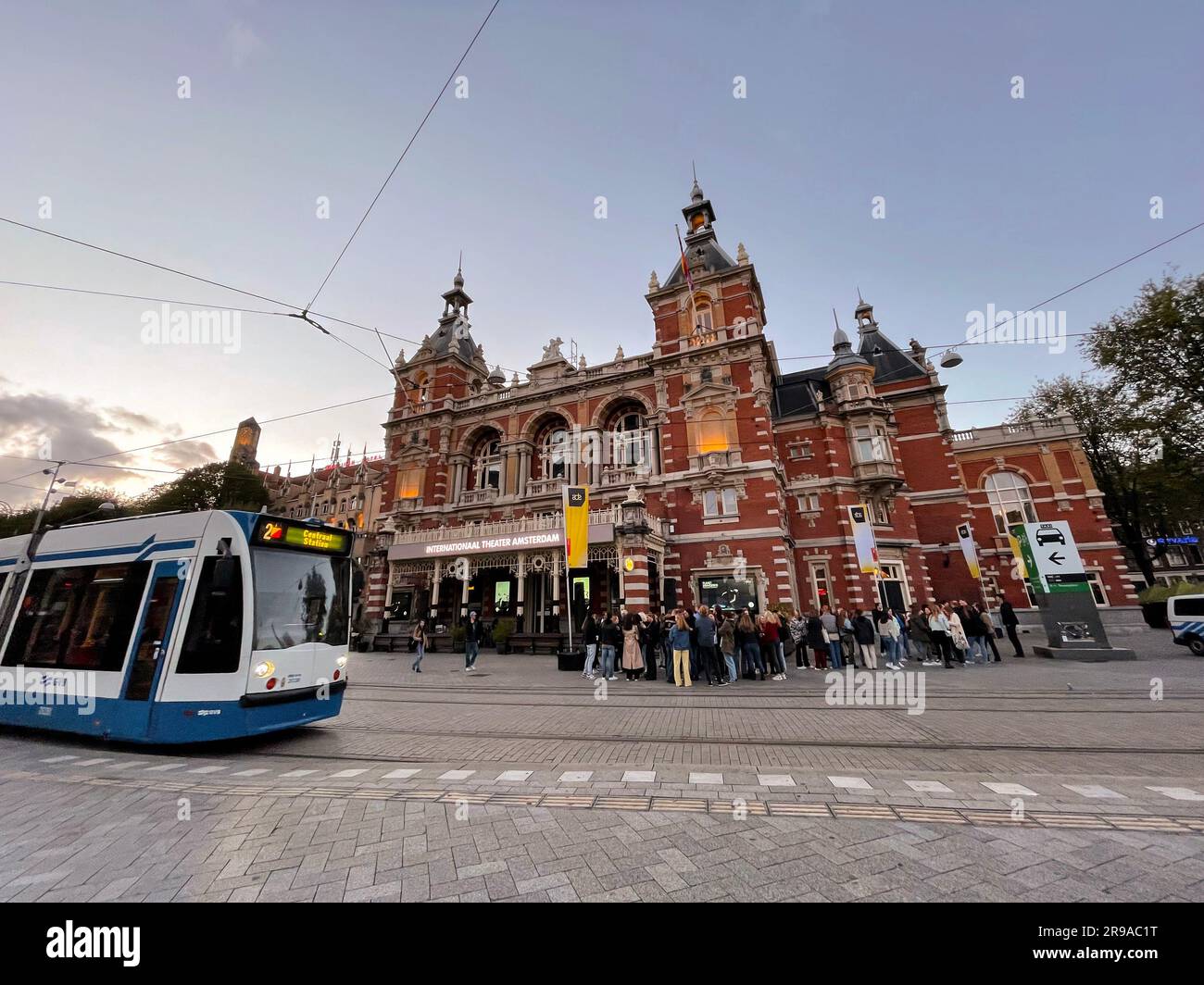 Amsterdam, pays-Bas - OCT 12, 2021: Le Stadschouwburg est un bâtiment de théâtre à la Leidseplein à Amsterdam, pays-Bas. Banque D'Images