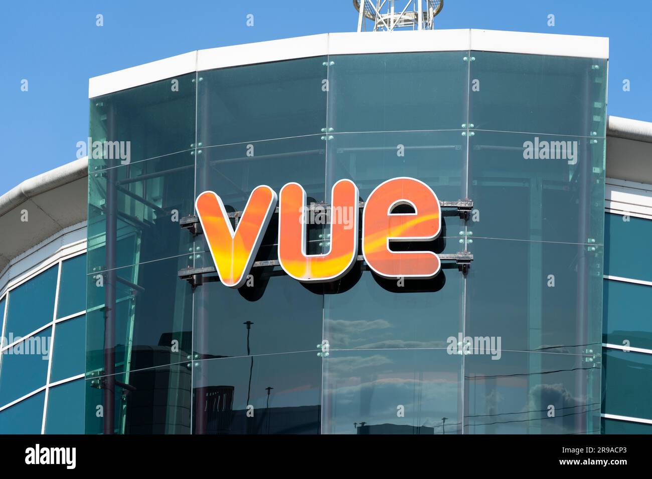 Vue cinéma façade en verre et logo - une chaîne de cinéma ultramoderne - dans le centre commercial Oracle de Reading, Angleterre, Royaume-Uni Banque D'Images