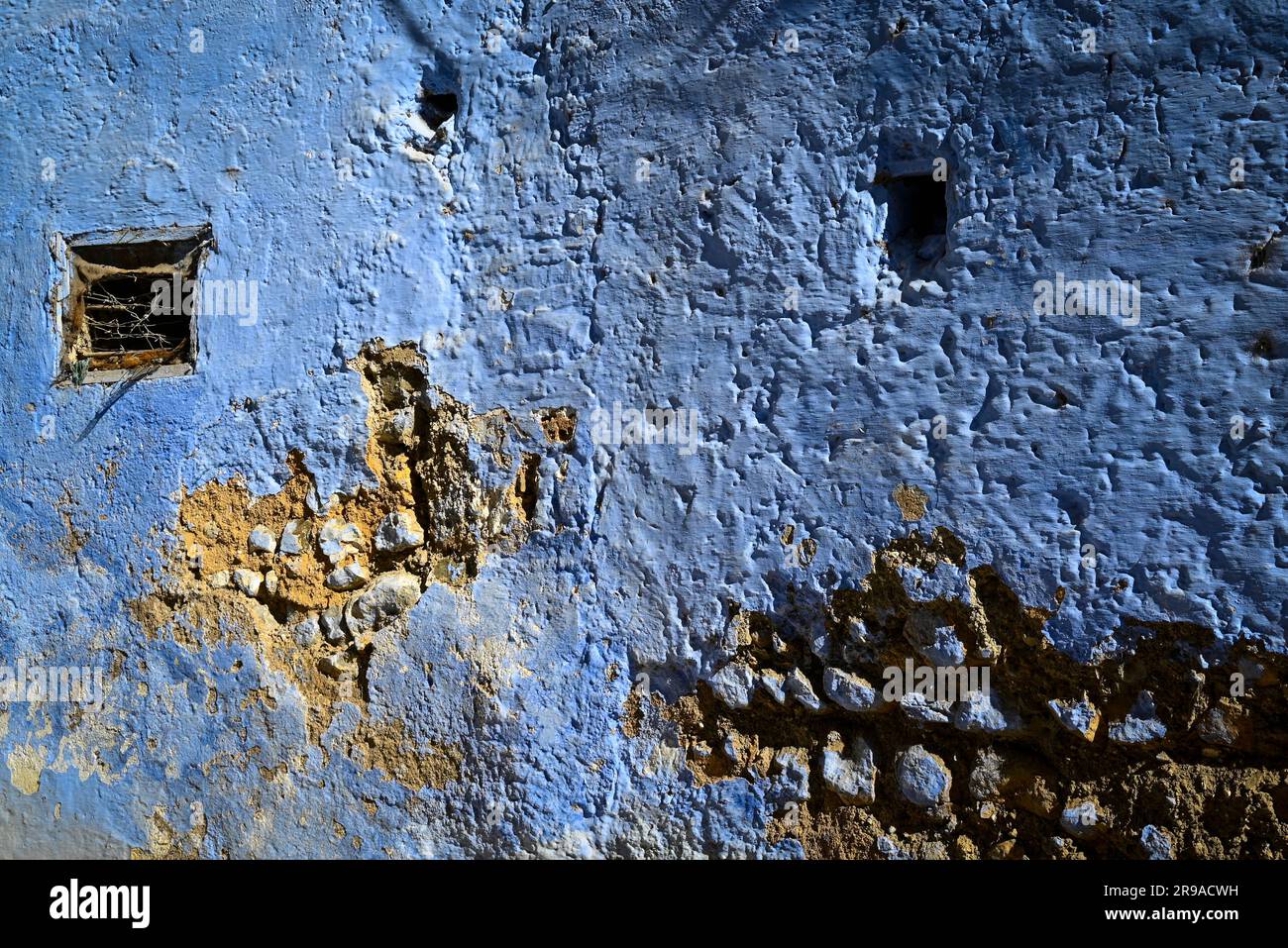 Un ancien mur, se détériorant, mais ressuscité avec la peinture "ville bleue" à Chefchaouen, Maroc Banque D'Images