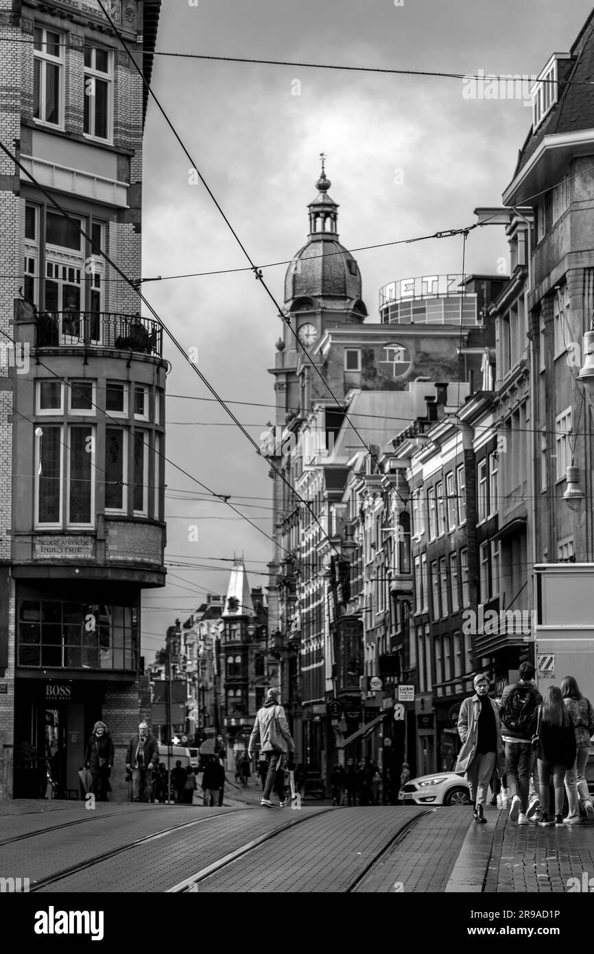 Amsterdam, pays-Bas - 12 octobre 2021 : vue sur la rue et architecture générique à Amsterdam avec des bâtiments typiques de style hollandais. Amsterdam en est un Banque D'Images