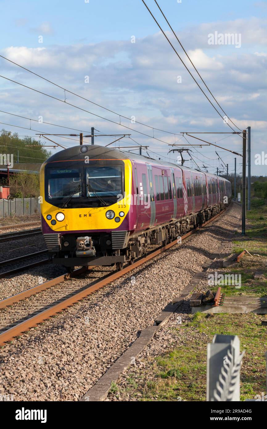 Train électrique Siemens de classe 360 de l'East Midlands sur la ligne principale électrifiée de Midland à 4 voies passant par Ampthill, Bedfordshire Banque D'Images