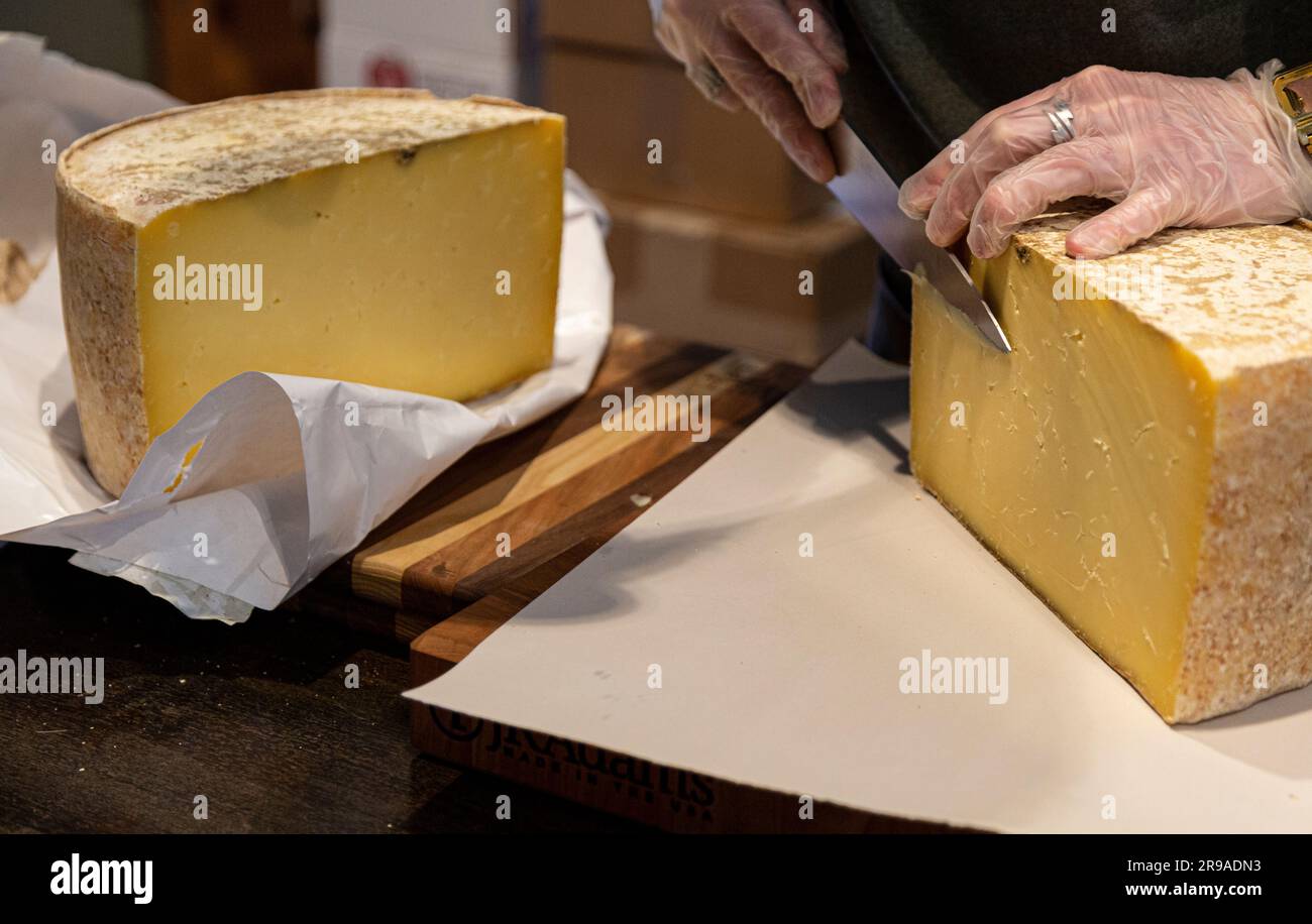 Roue de cheddar en tissu de 7 mois, Grafton Village Cheese Shop, Grafton, Vermont, États-Unis Banque D'Images